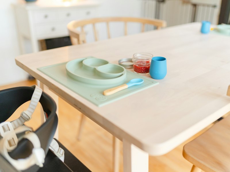 Dukat bord med barntallrik och kopp